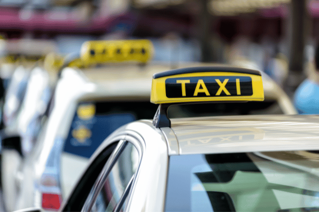 uber, taxi et transport pour personnes âgées