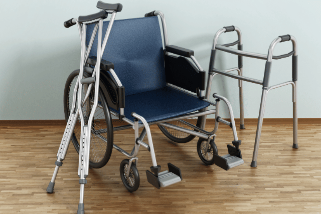 Changer du déambulateur à un fauteuil roulant